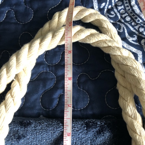 Super fun lightweight beach bag with pineapple design✨ - Picture 7 of 13